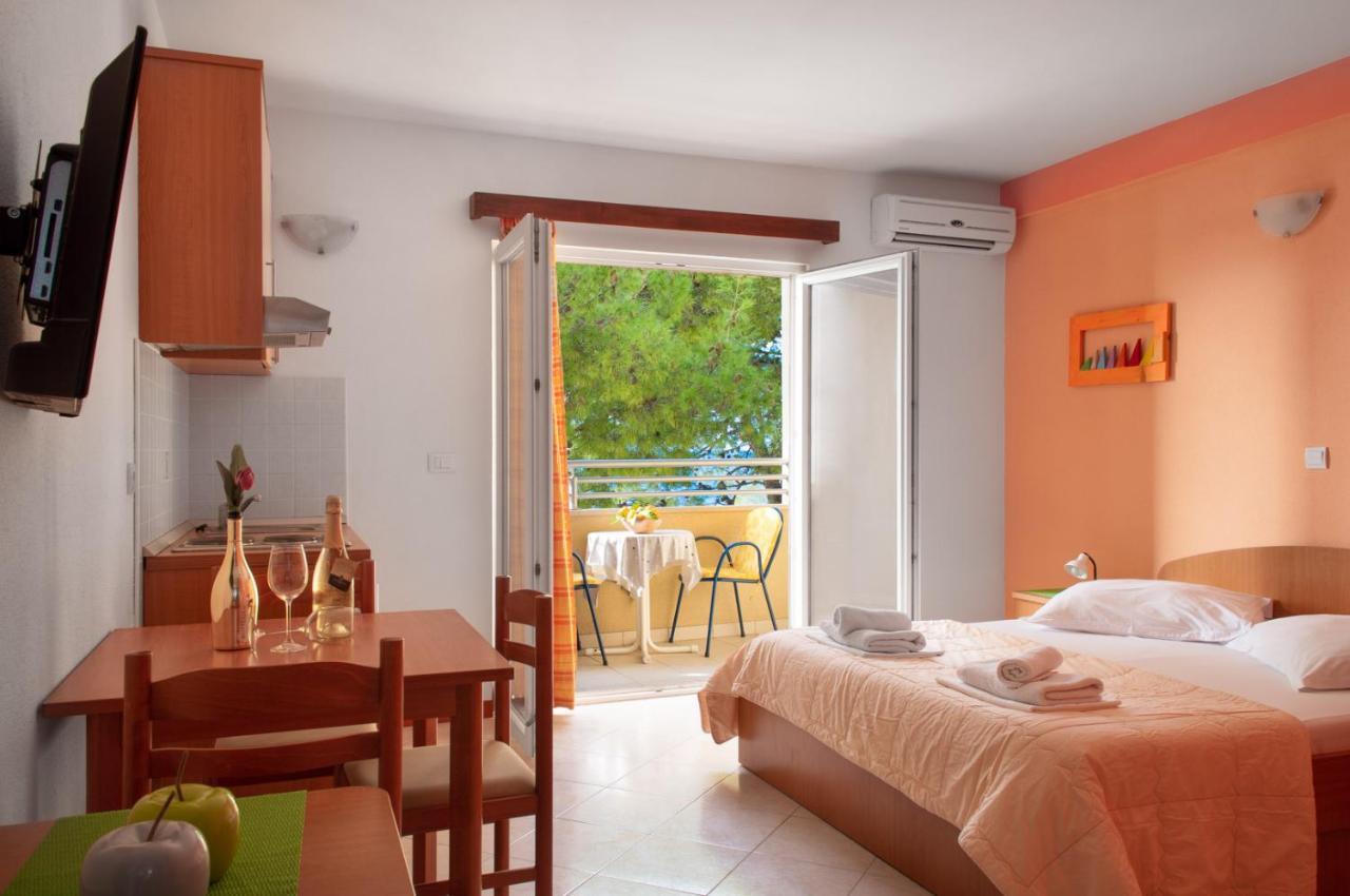 Apartments Promenada - Beachfront Tucepi Exterior photo