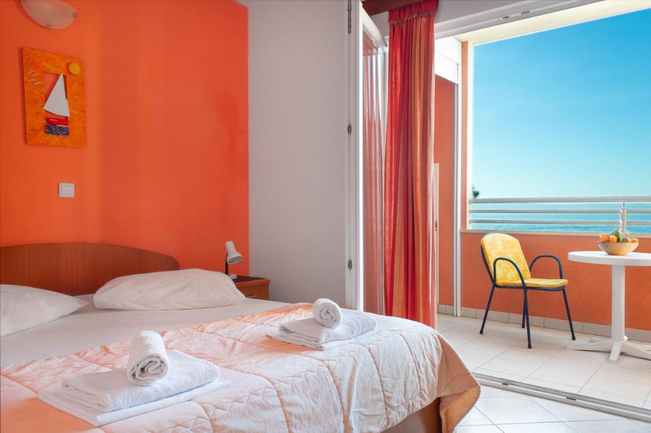 Apartments Promenada - Beachfront Tucepi Exterior photo