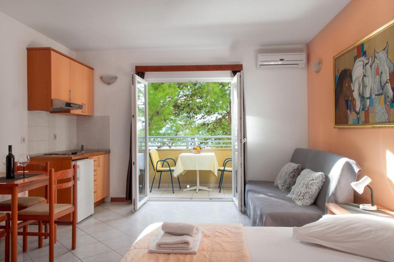 Apartments Promenada - Beachfront Tucepi Exterior photo