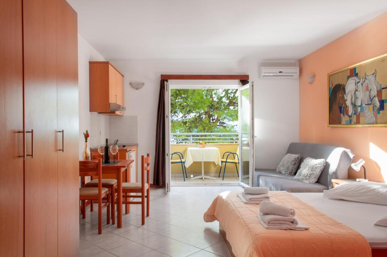 Apartments Promenada - Beachfront Tucepi Exterior photo