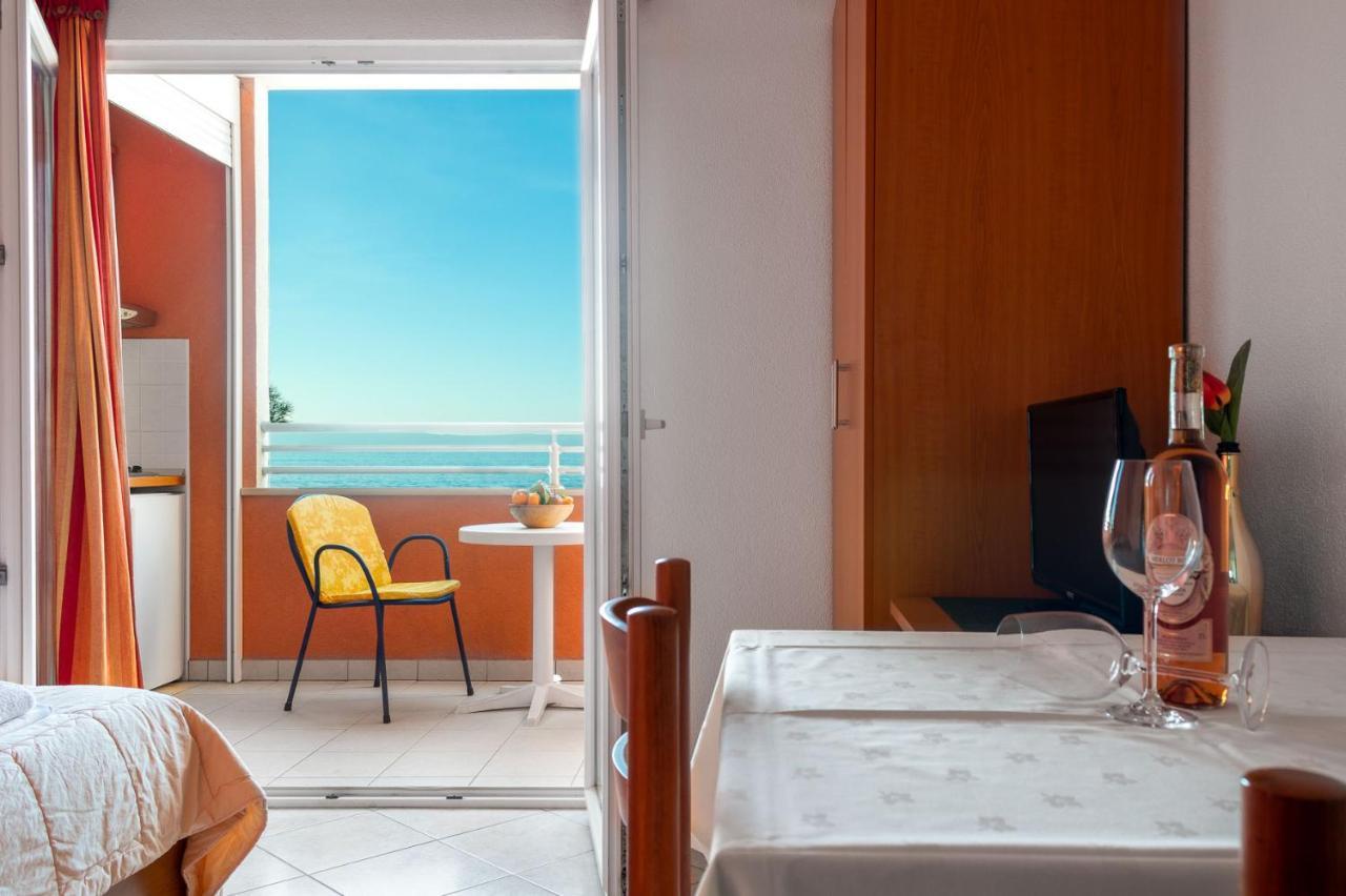 Apartments Promenada - Beachfront Tucepi Exterior photo