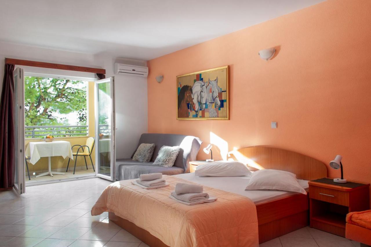 Apartments Promenada - Beachfront Tucepi Exterior photo