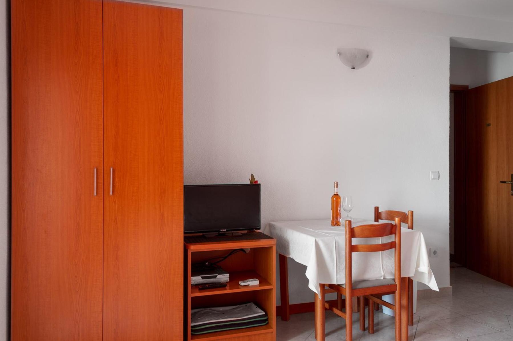 Apartments Promenada - Beachfront Tucepi Room photo